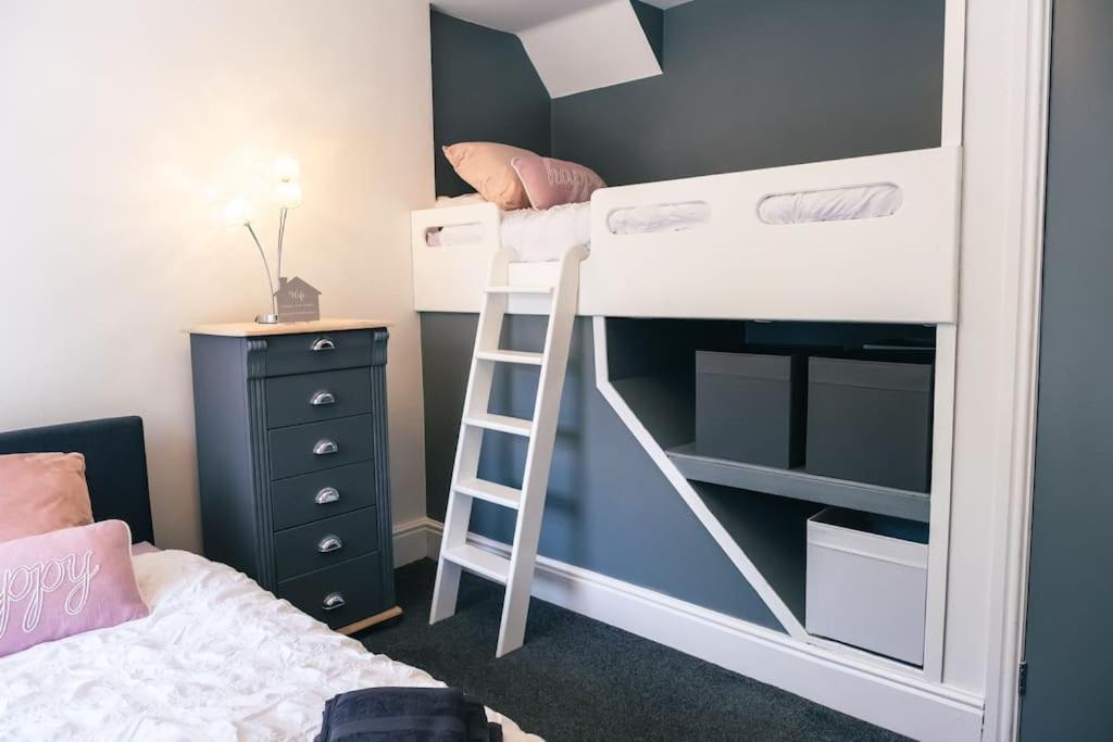 4 Bedroom - Sleep 9 Home In Cheadle Staffordshire - Alton Towers Polar Express Dimmingsdale Peak District Trentham Gardens Water World Exterior foto