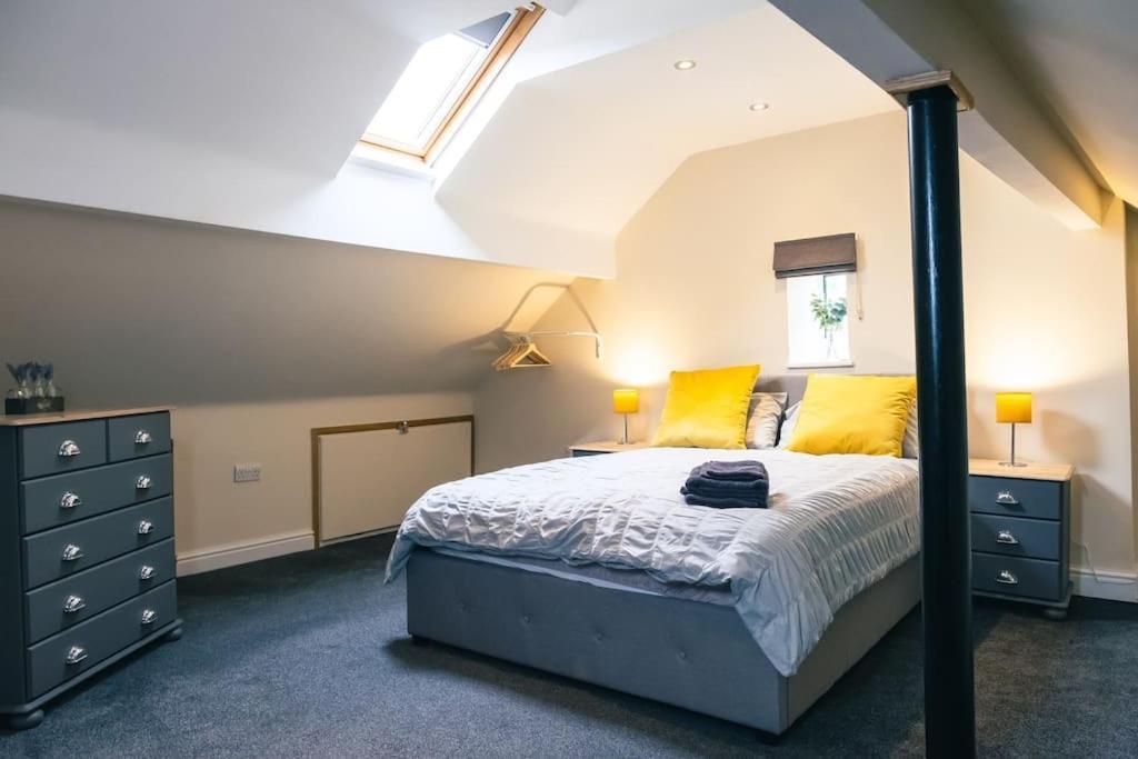 4 Bedroom - Sleep 9 Home In Cheadle Staffordshire - Alton Towers Polar Express Dimmingsdale Peak District Trentham Gardens Water World Exterior foto