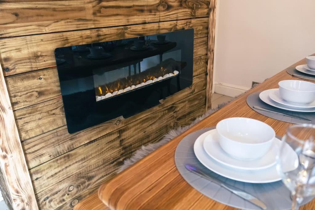 4 Bedroom - Sleep 9 Home In Cheadle Staffordshire - Alton Towers Polar Express Dimmingsdale Peak District Trentham Gardens Water World Exterior foto