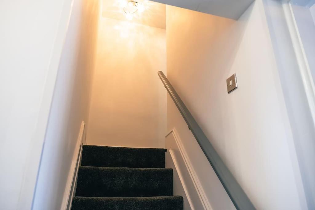 4 Bedroom - Sleep 9 Home In Cheadle Staffordshire - Alton Towers Polar Express Dimmingsdale Peak District Trentham Gardens Water World Exterior foto