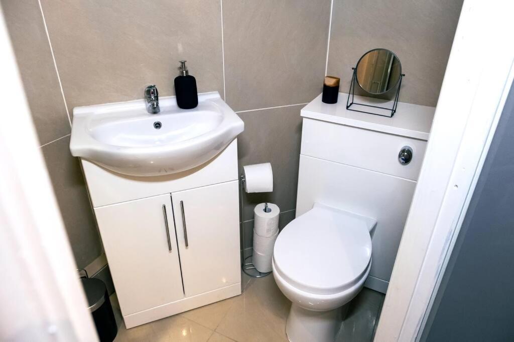 4 Bedroom - Sleep 9 Home In Cheadle Staffordshire - Alton Towers Polar Express Dimmingsdale Peak District Trentham Gardens Water World Exterior foto